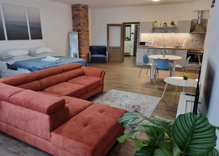 Rock For People Up To 5 - Luxusni Na Velkem Namesti, Wi-fi * Hradec Kralove